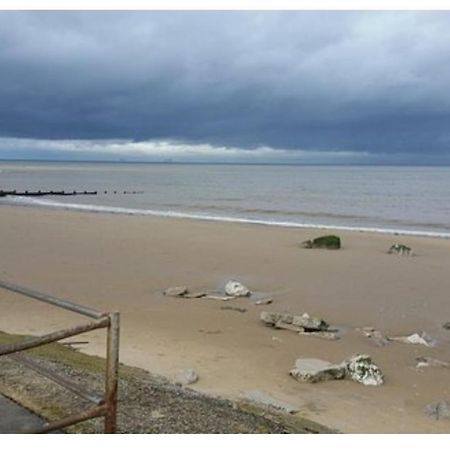 Nan'S Place Hotel Rhyl Bagian luar foto