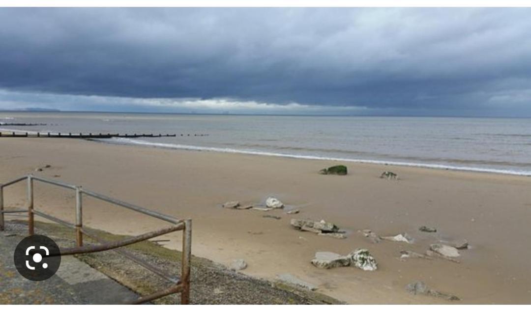 Nan'S Place Hotel Rhyl Bagian luar foto